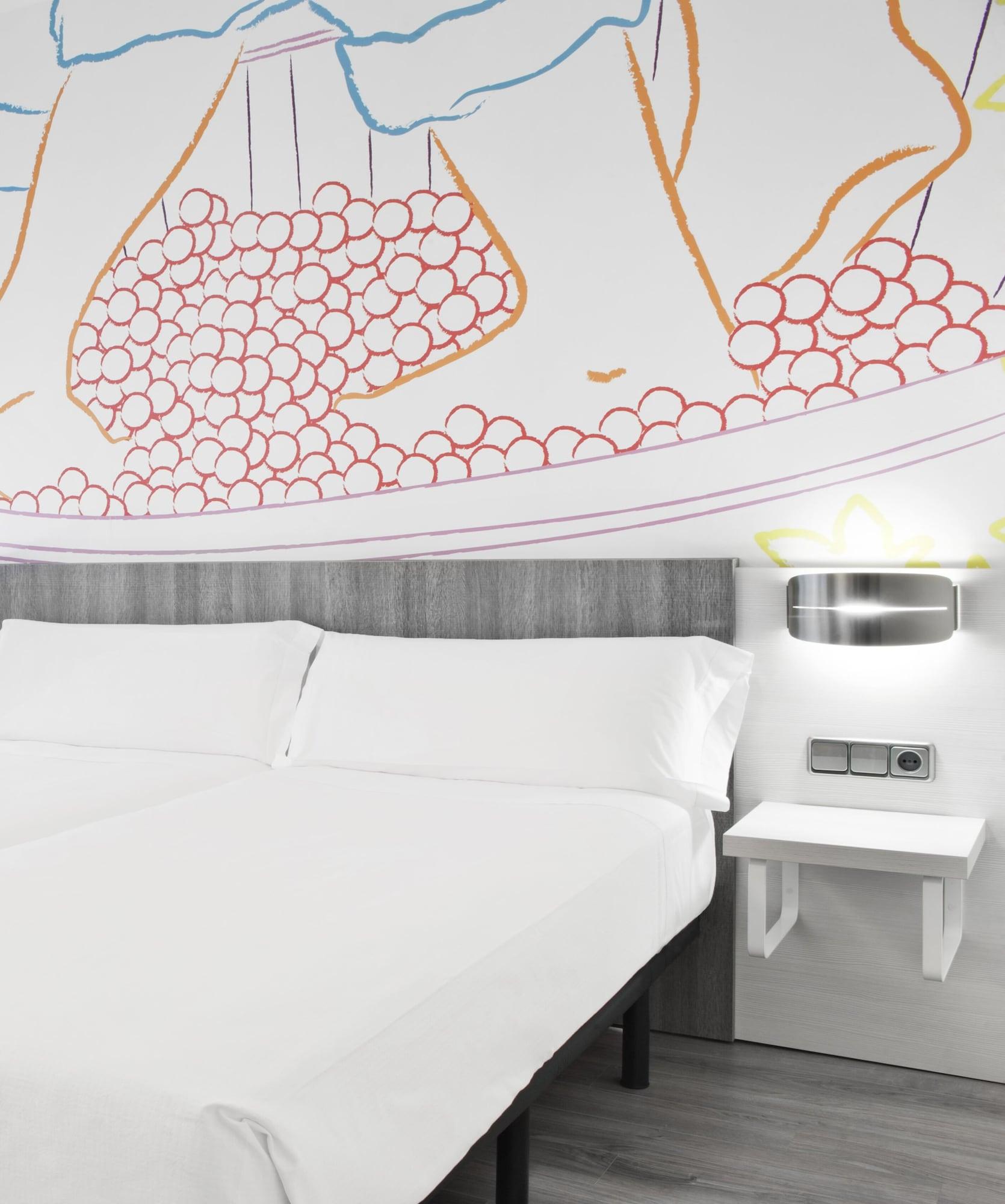 Hotel Ibis Styles Madrid Prado Esterno foto