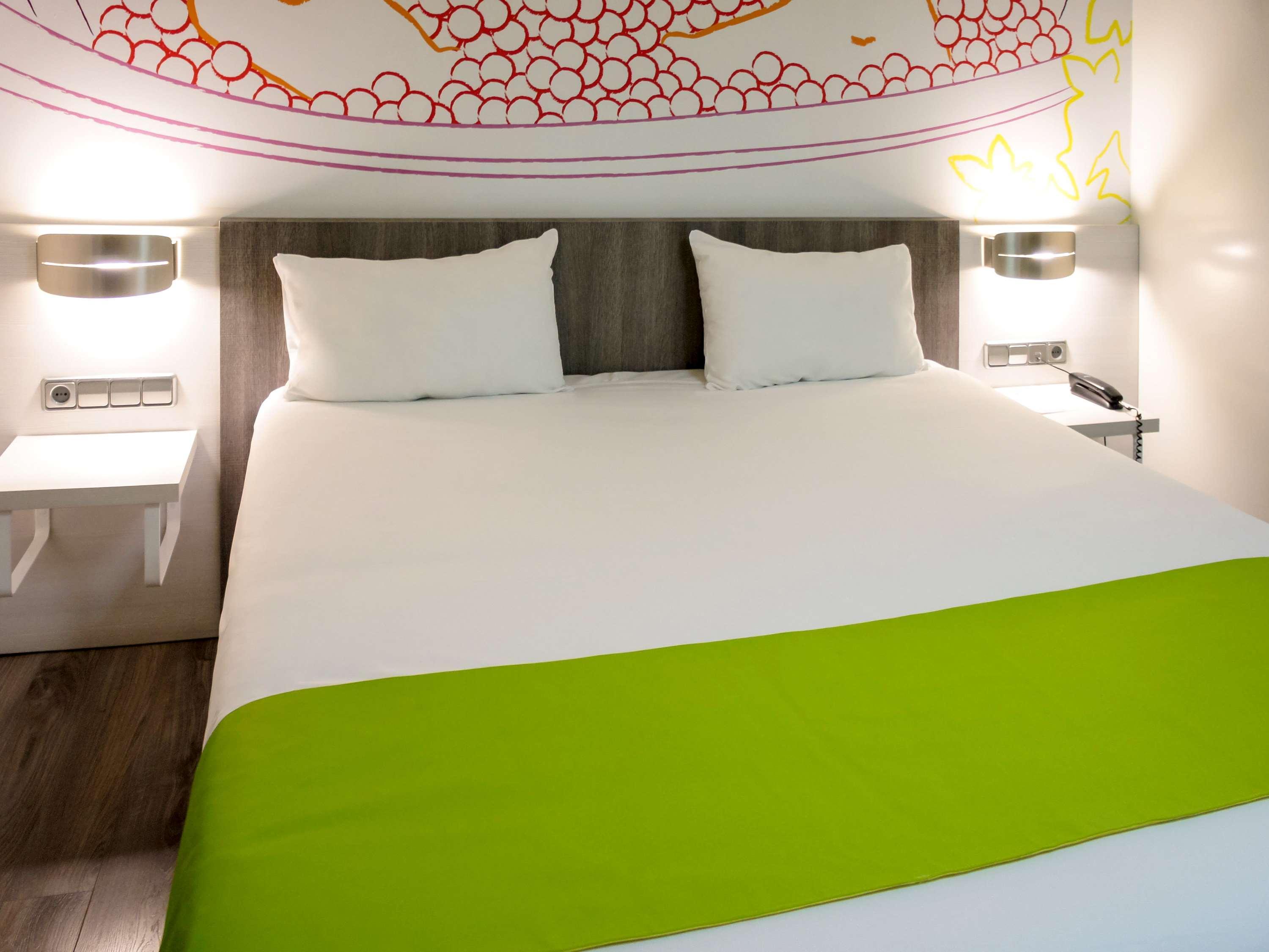 Hotel Ibis Styles Madrid Prado Esterno foto