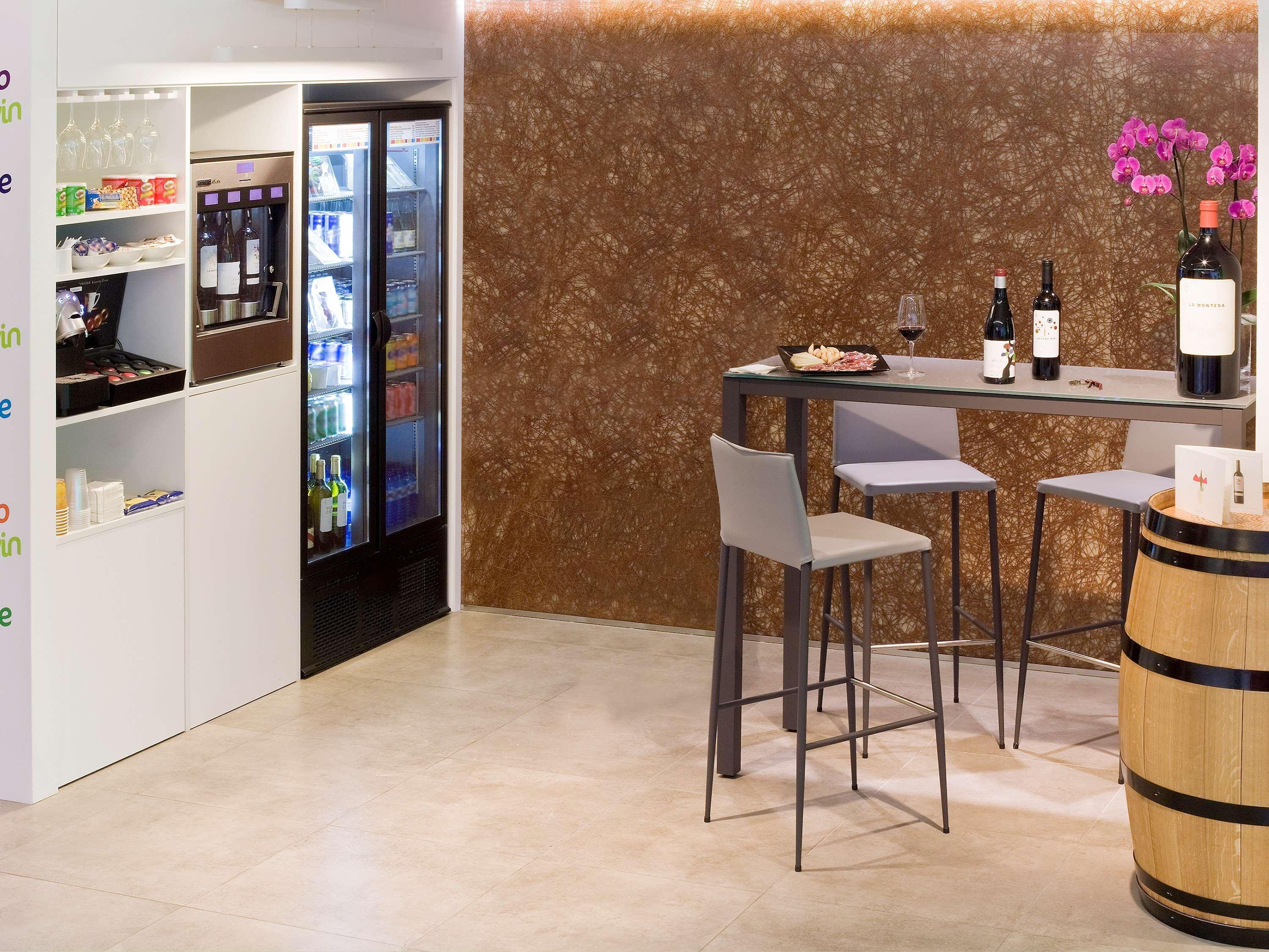 Hotel Ibis Styles Madrid Prado Esterno foto