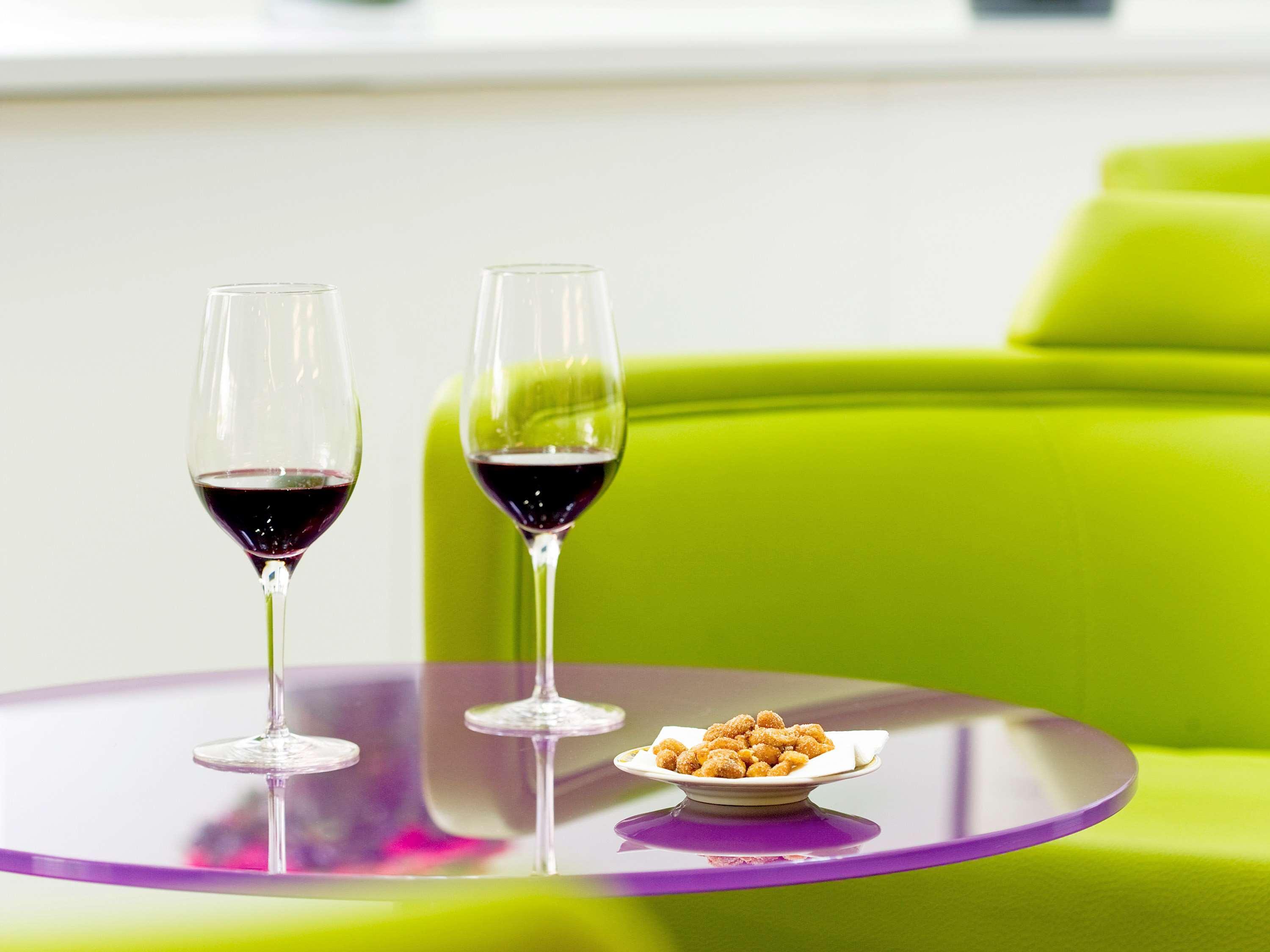 Hotel Ibis Styles Madrid Prado Esterno foto