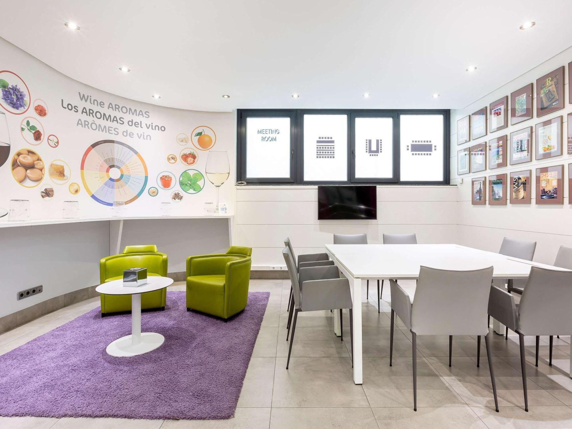 Hotel Ibis Styles Madrid Prado Esterno foto
