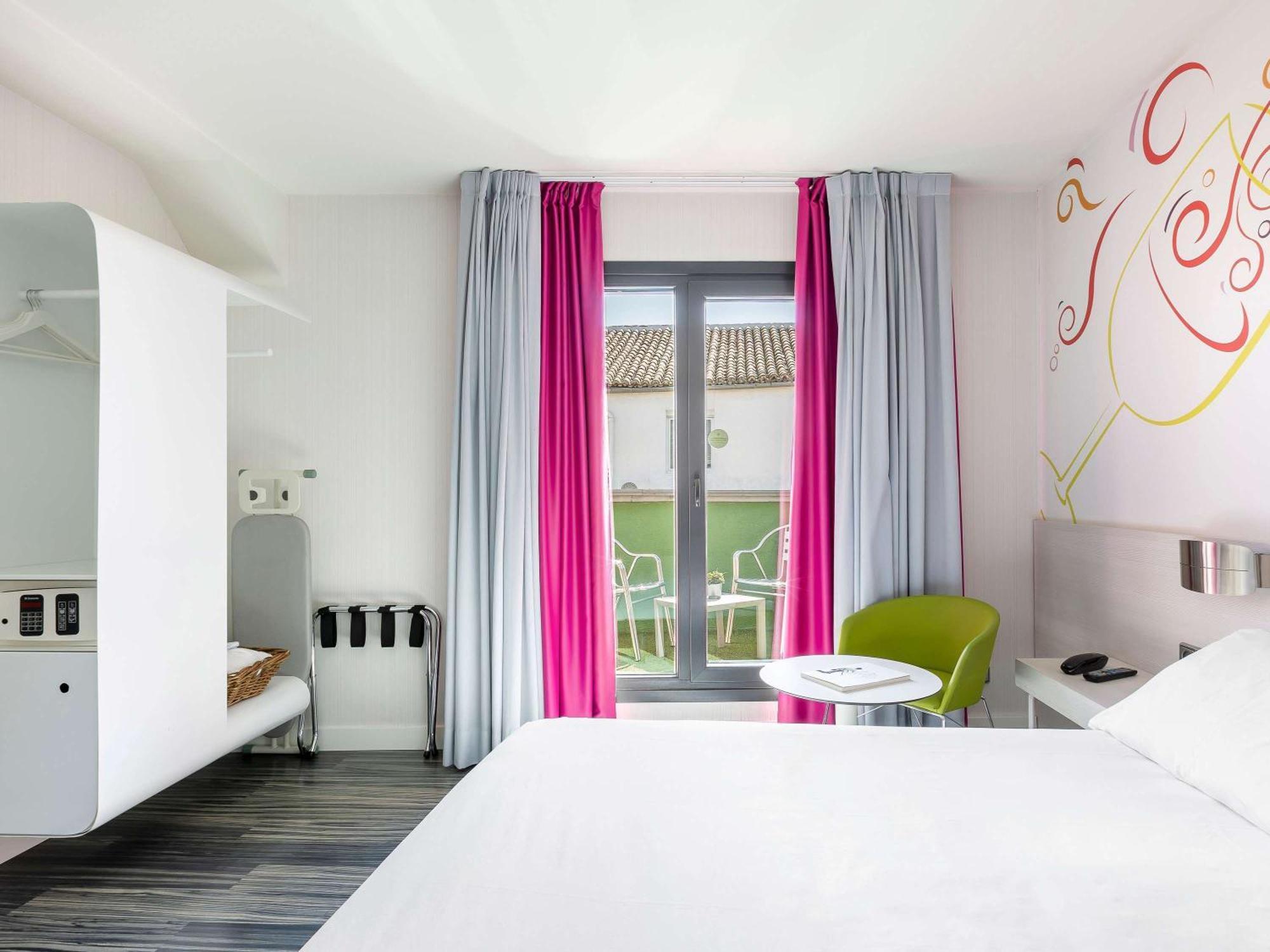 Hotel Ibis Styles Madrid Prado Esterno foto