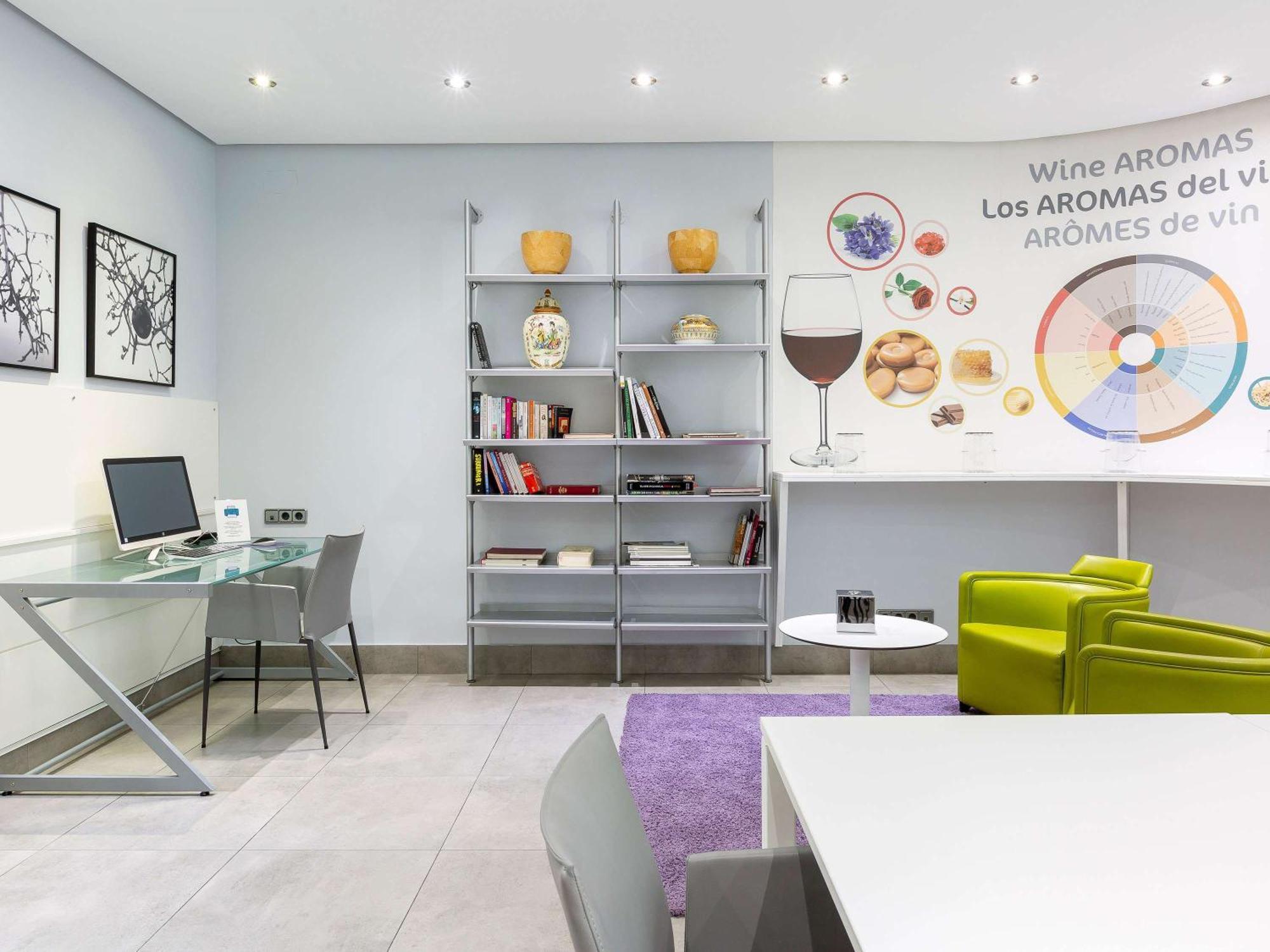 Hotel Ibis Styles Madrid Prado Esterno foto