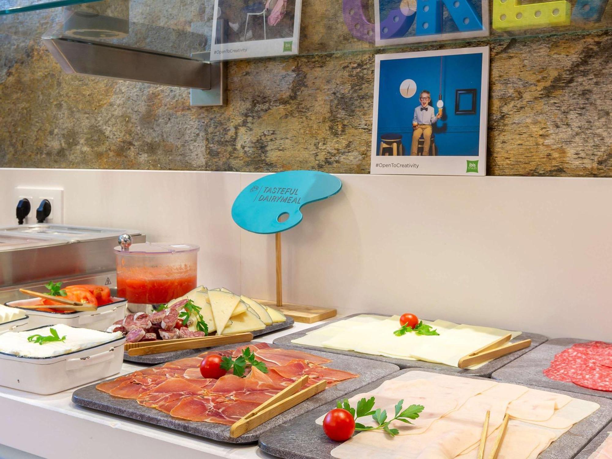 Hotel Ibis Styles Madrid Prado Esterno foto
