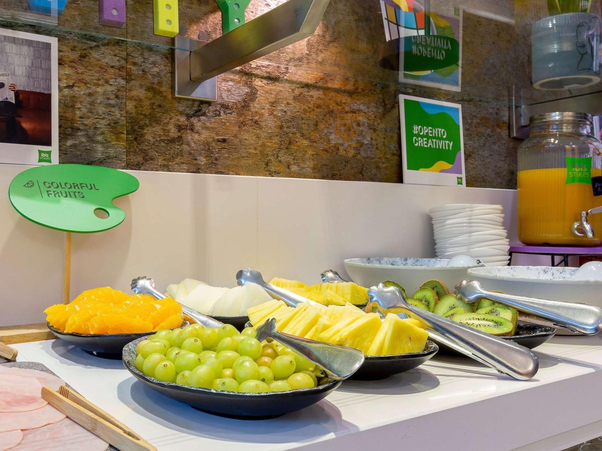Hotel Ibis Styles Madrid Prado Esterno foto