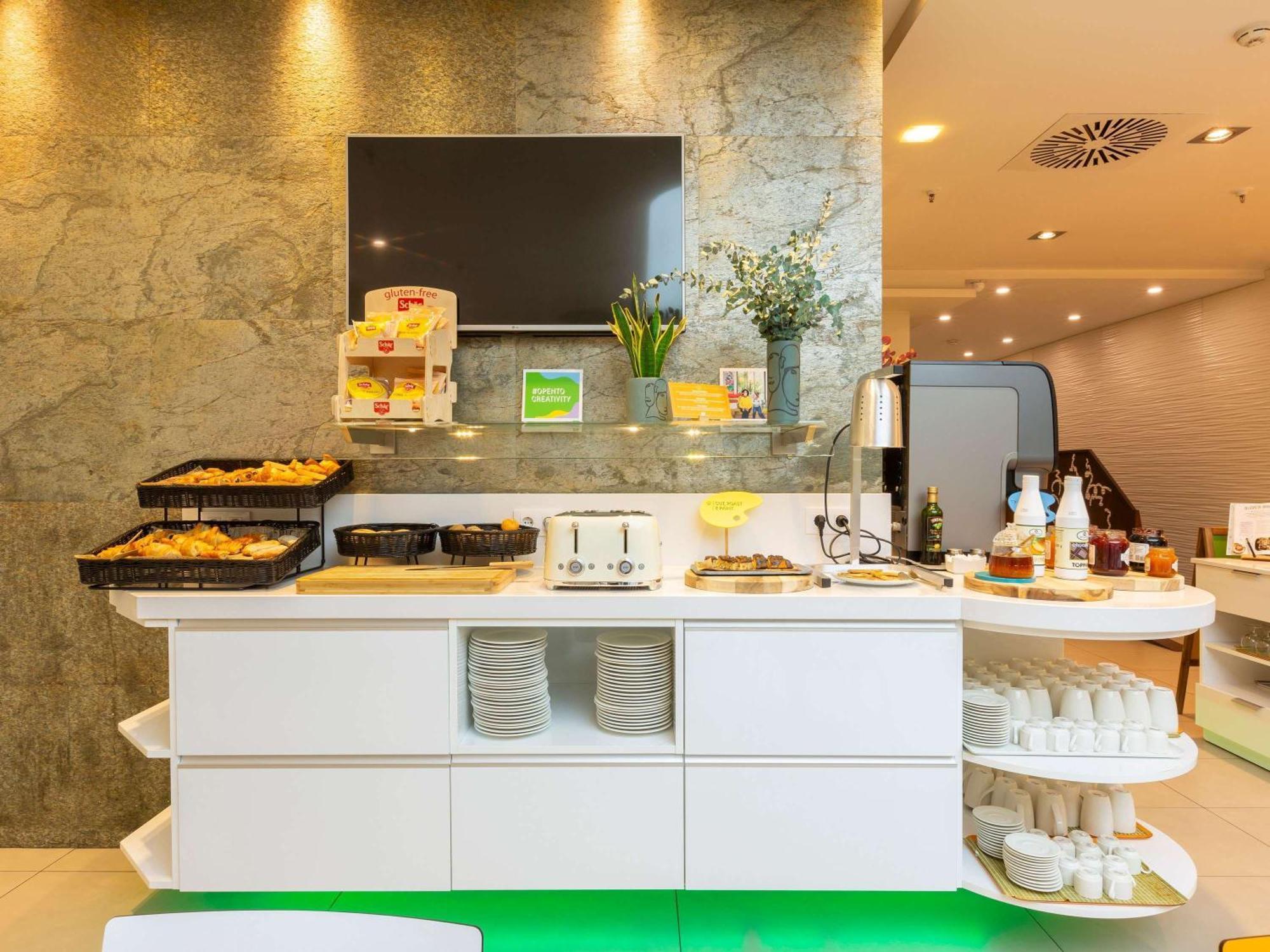 Hotel Ibis Styles Madrid Prado Esterno foto