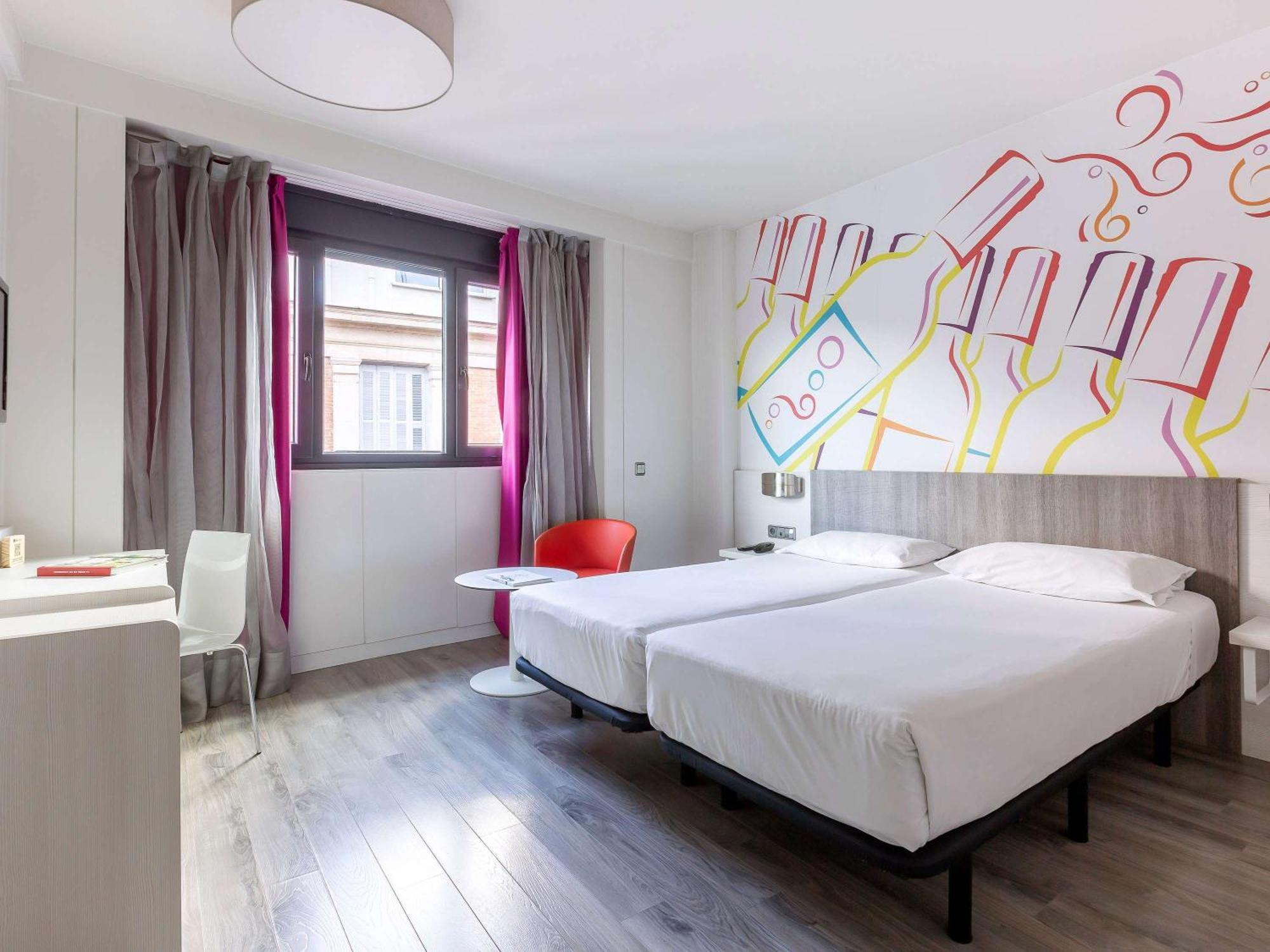 Hotel Ibis Styles Madrid Prado Esterno foto