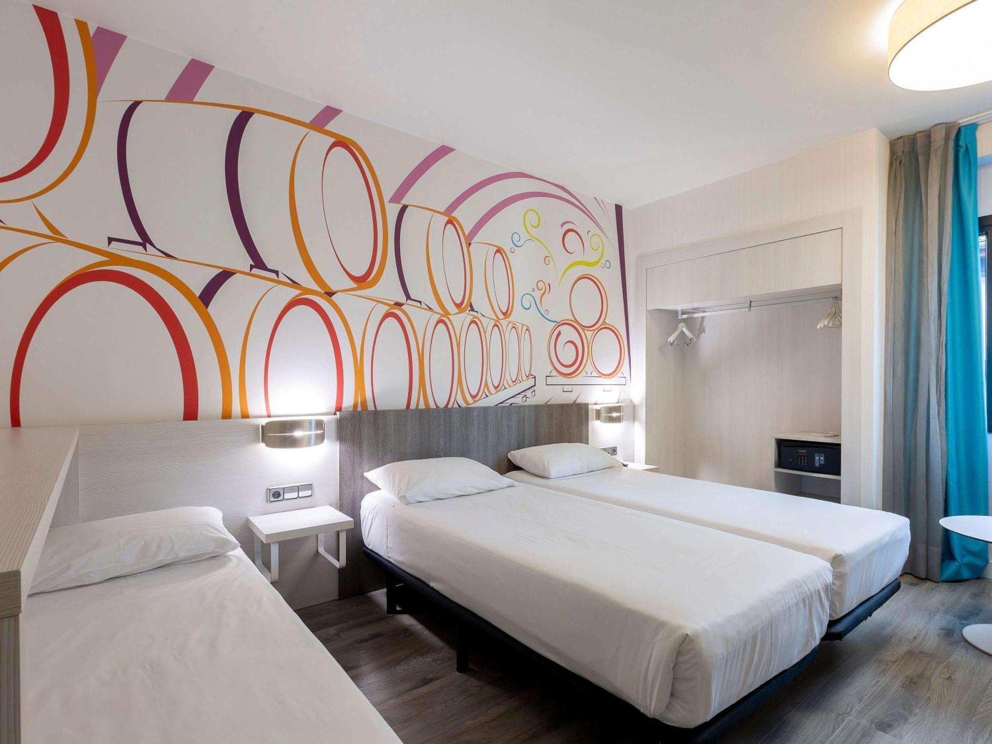 Hotel Ibis Styles Madrid Prado Esterno foto