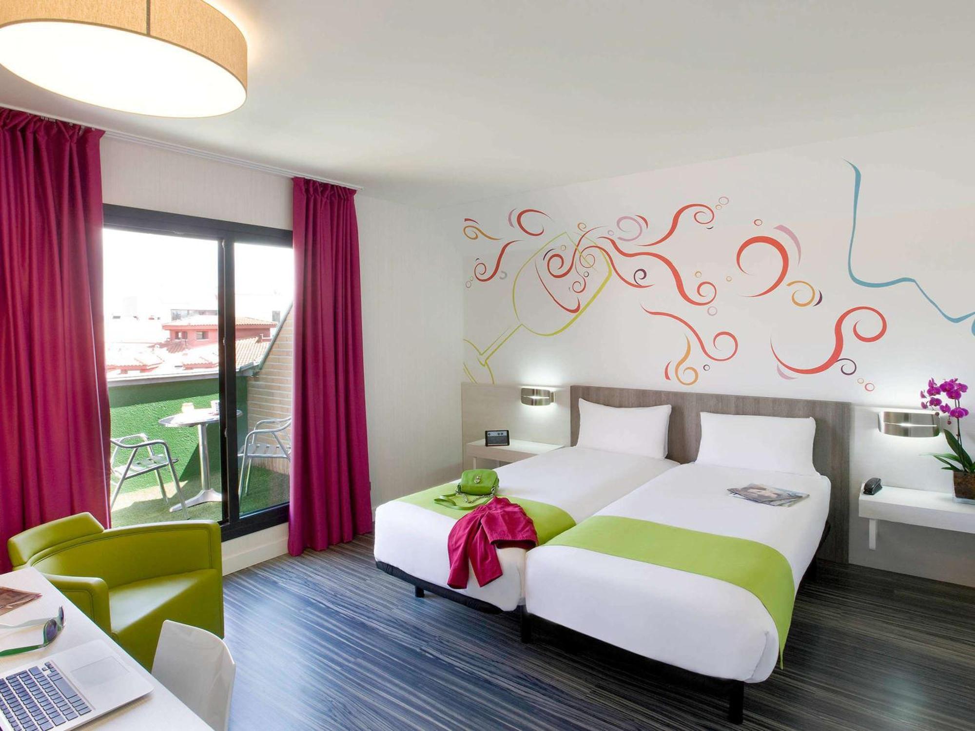 Hotel Ibis Styles Madrid Prado Esterno foto