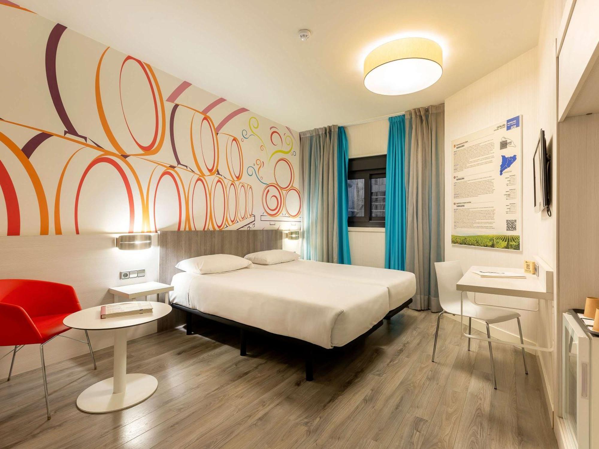 Hotel Ibis Styles Madrid Prado Esterno foto