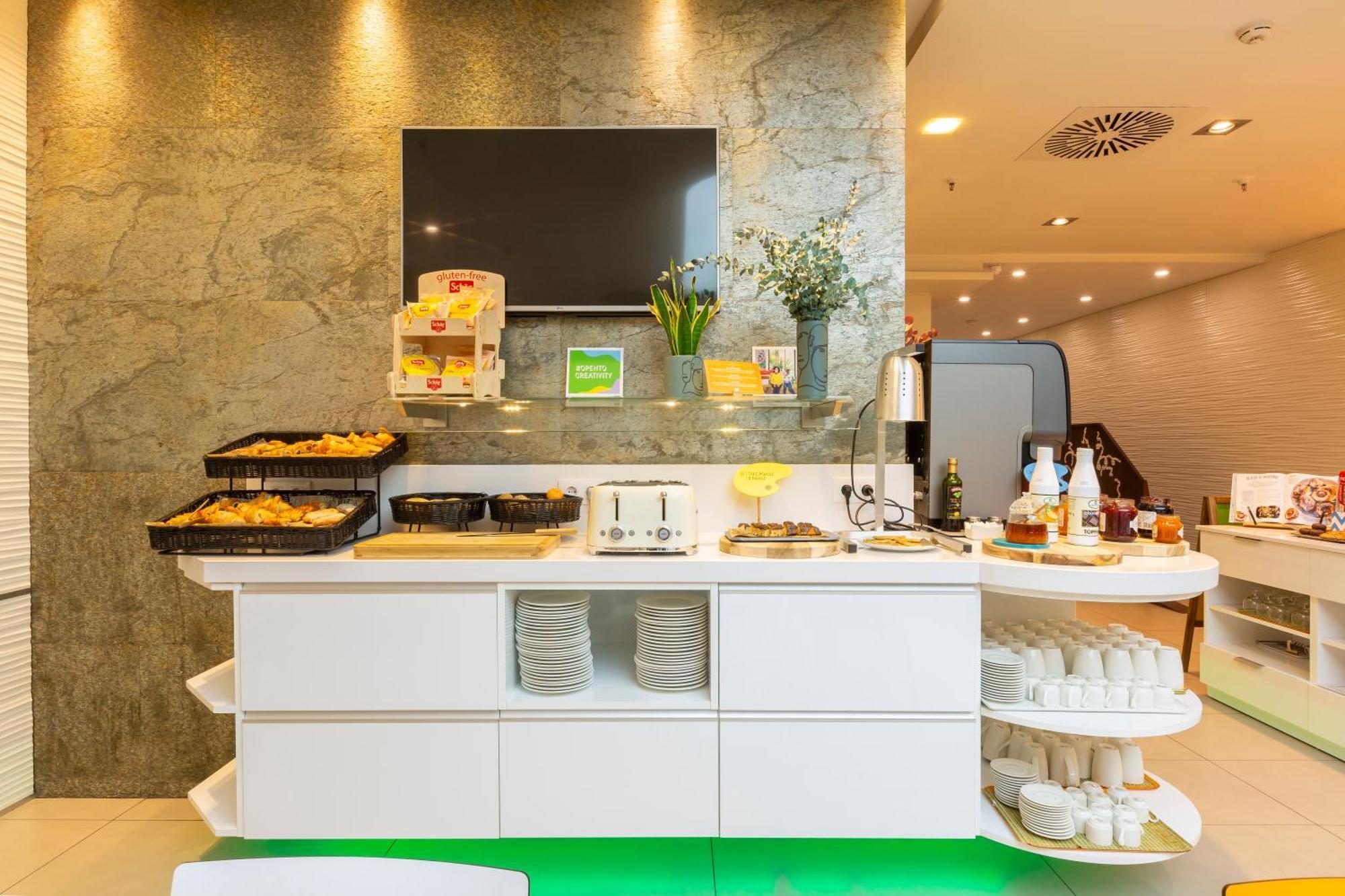 Hotel Ibis Styles Madrid Prado Esterno foto
