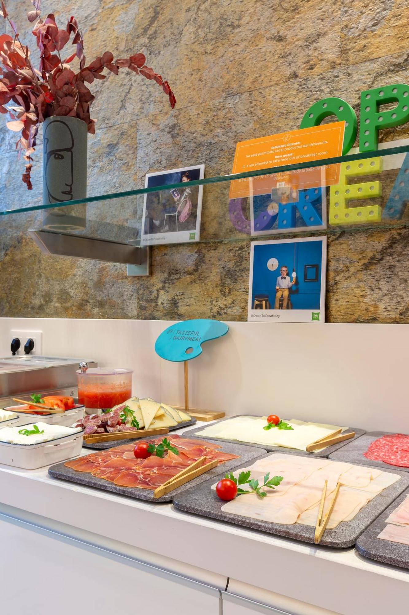 Hotel Ibis Styles Madrid Prado Esterno foto