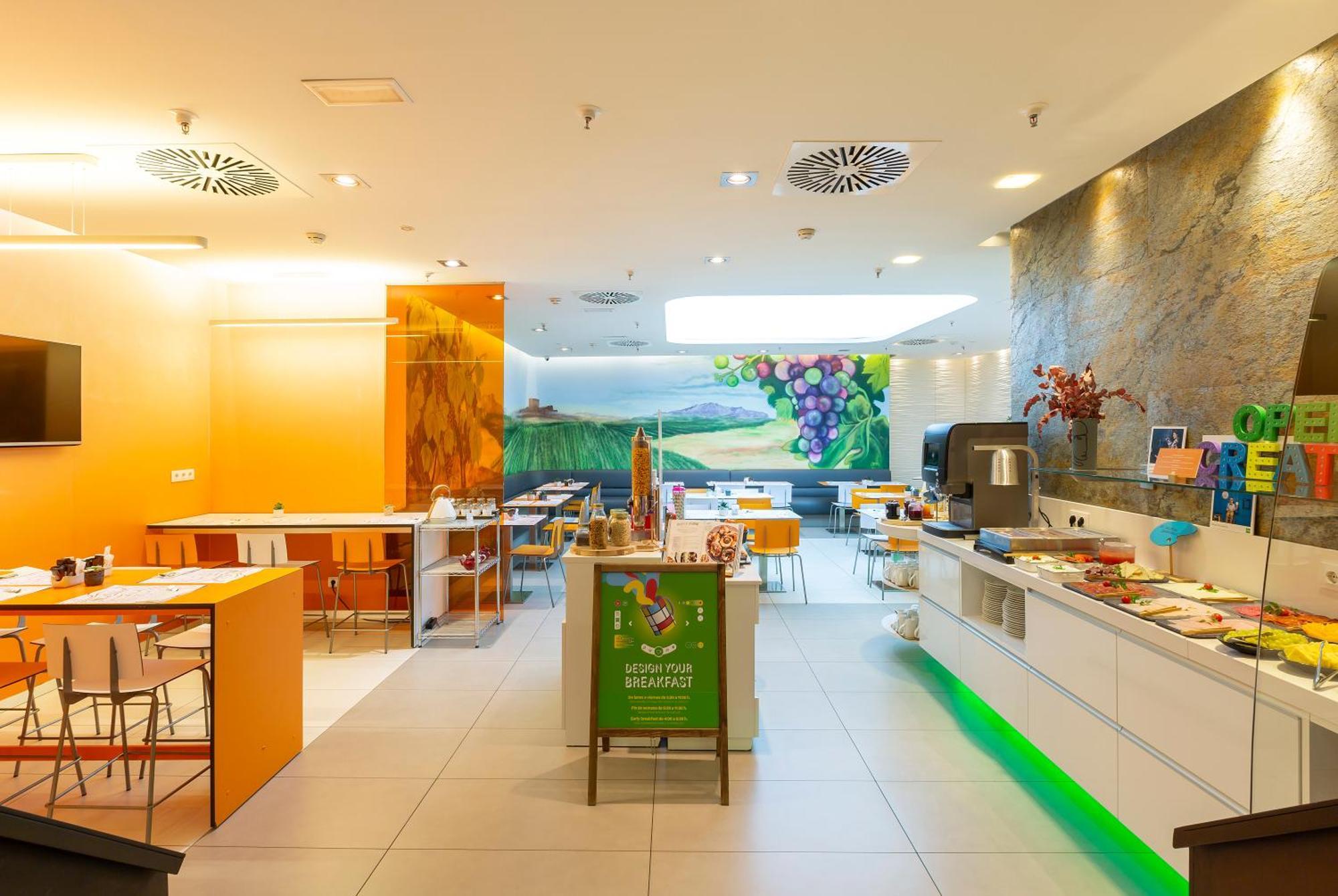 Hotel Ibis Styles Madrid Prado Esterno foto