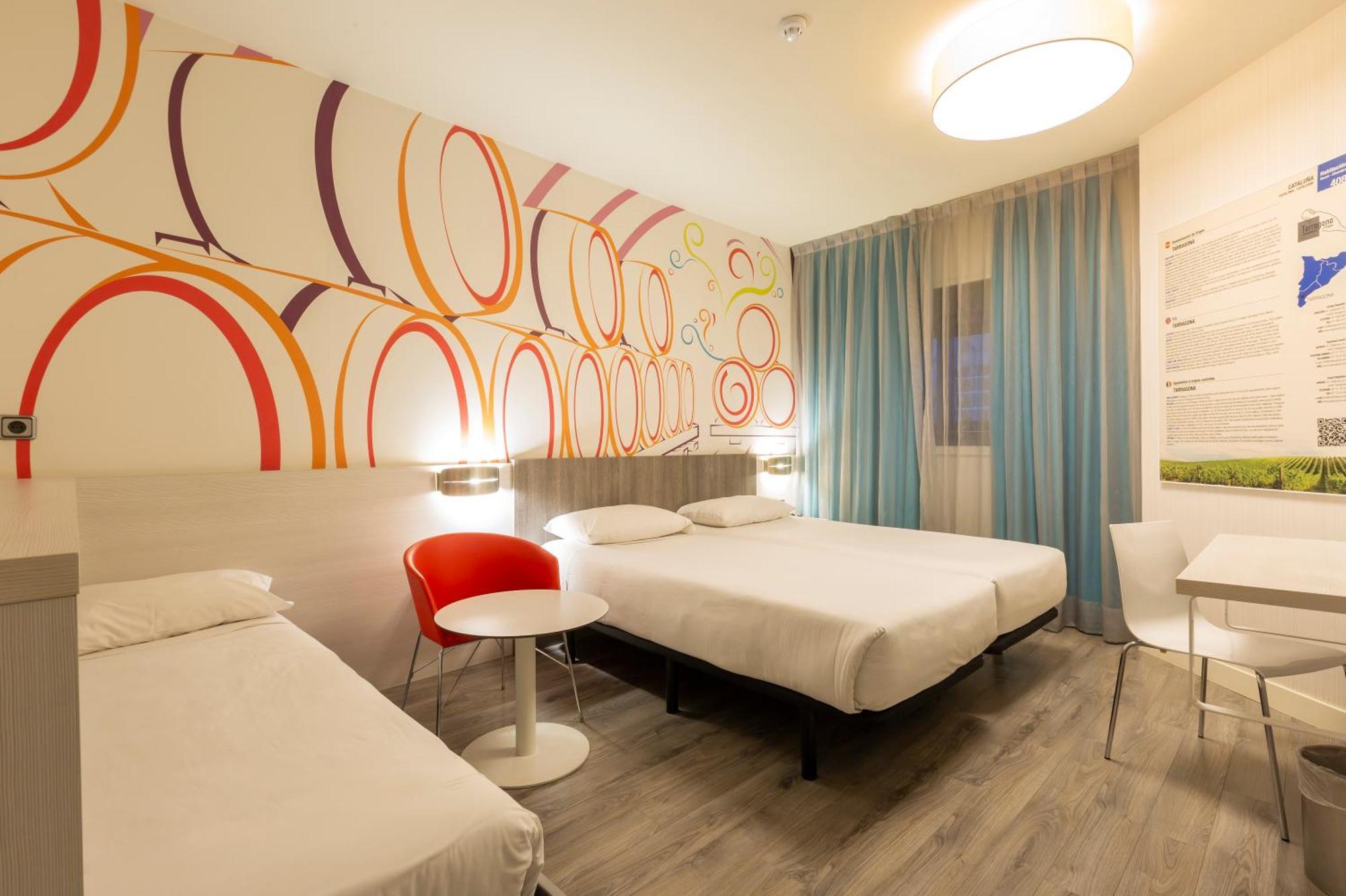 Hotel Ibis Styles Madrid Prado Esterno foto