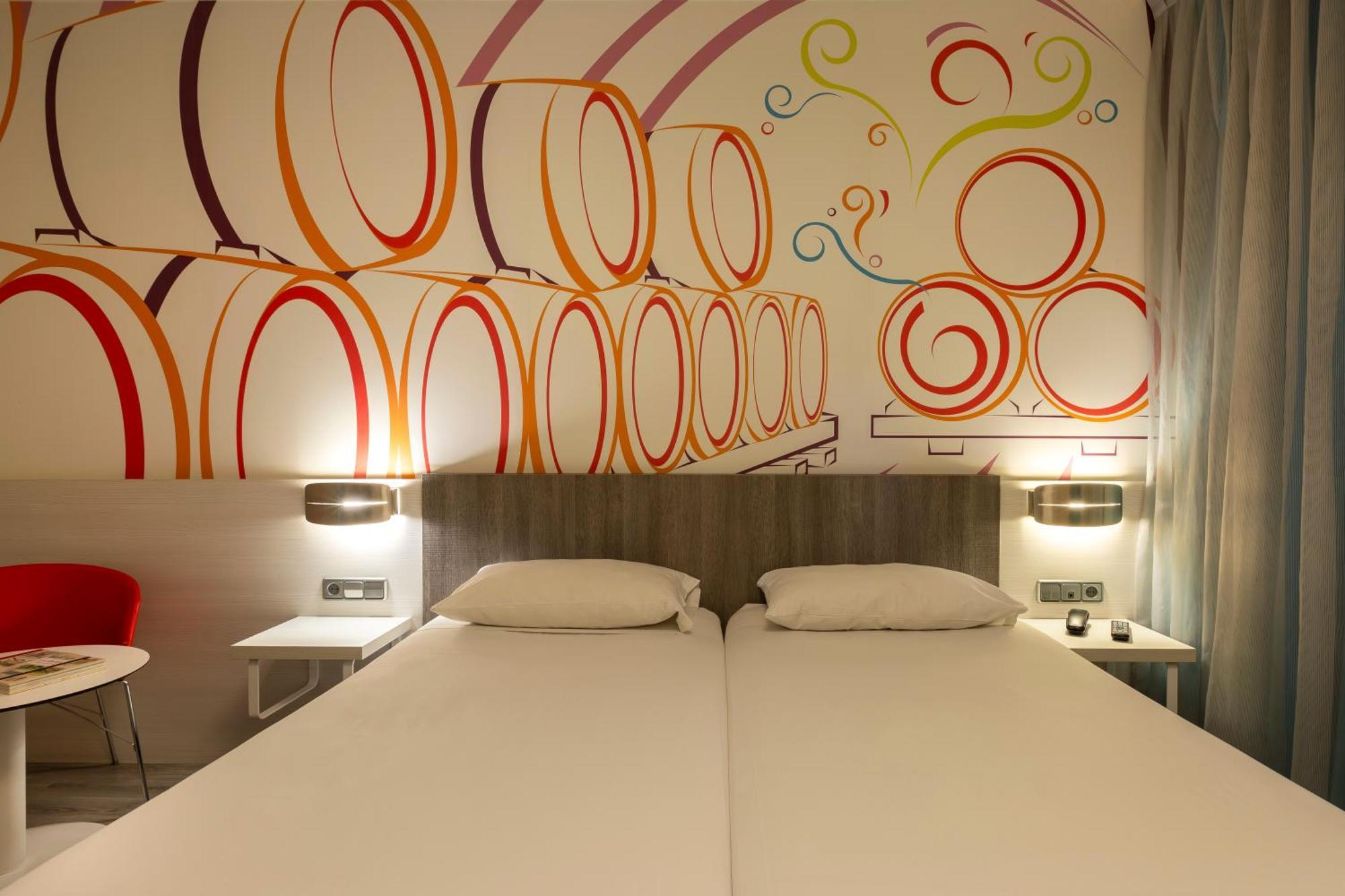 Hotel Ibis Styles Madrid Prado Esterno foto