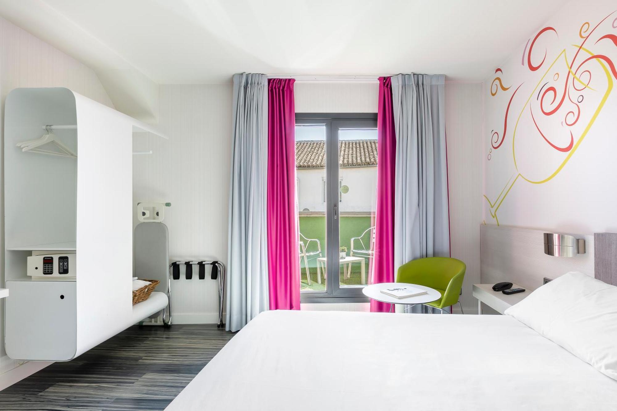 Hotel Ibis Styles Madrid Prado Esterno foto