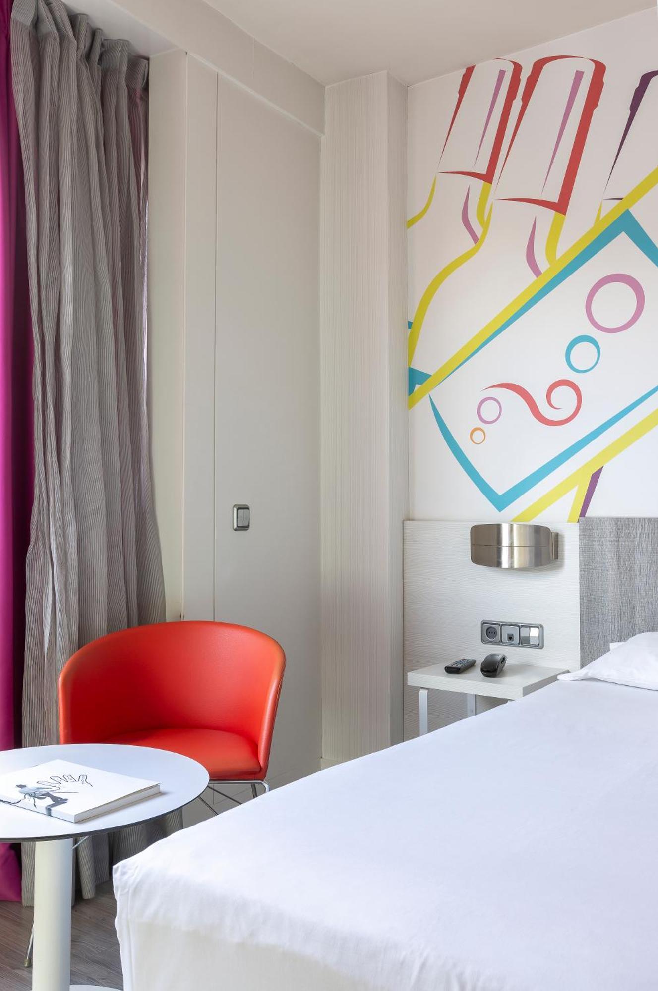 Hotel Ibis Styles Madrid Prado Esterno foto
