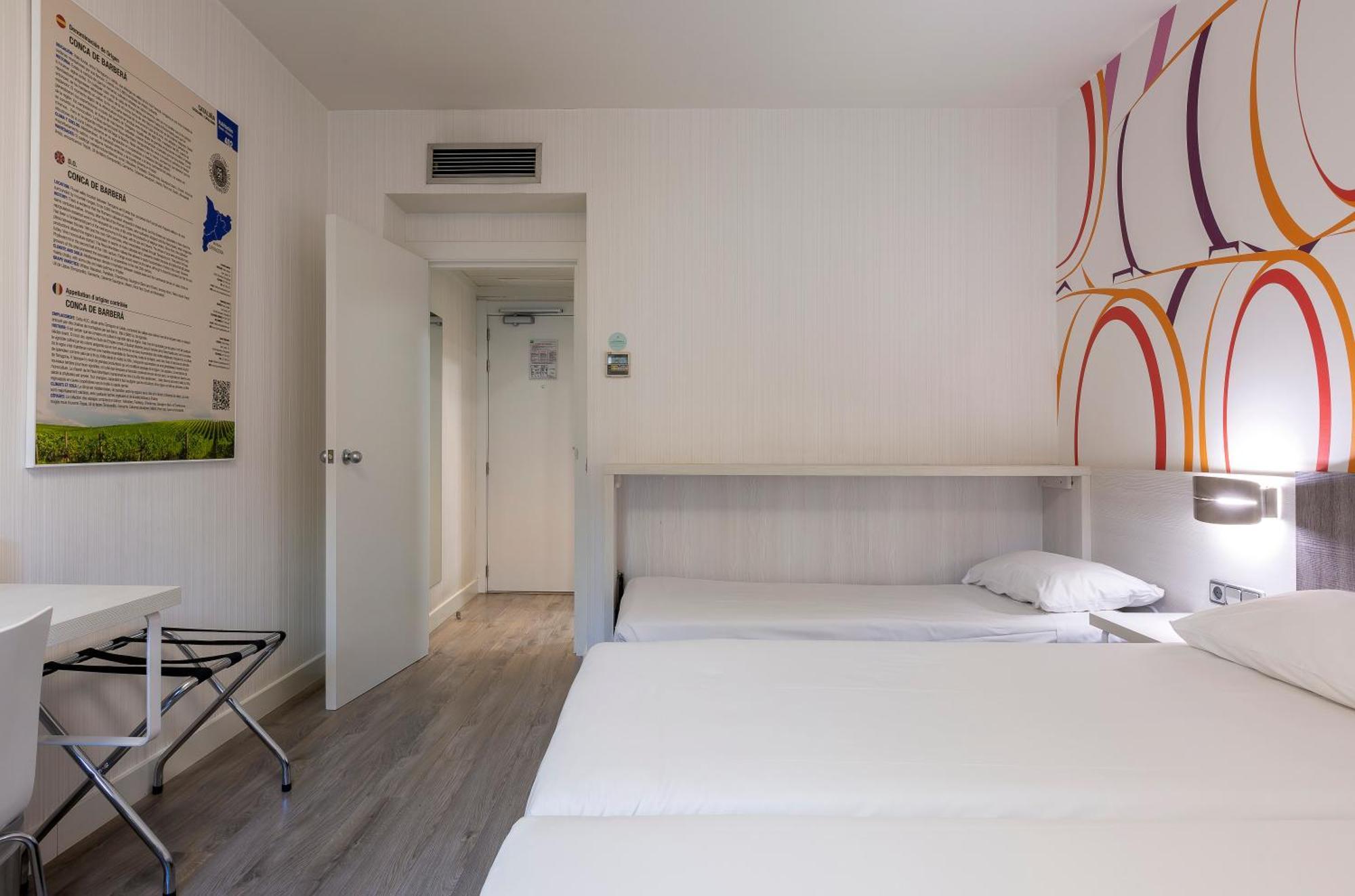 Hotel Ibis Styles Madrid Prado Esterno foto