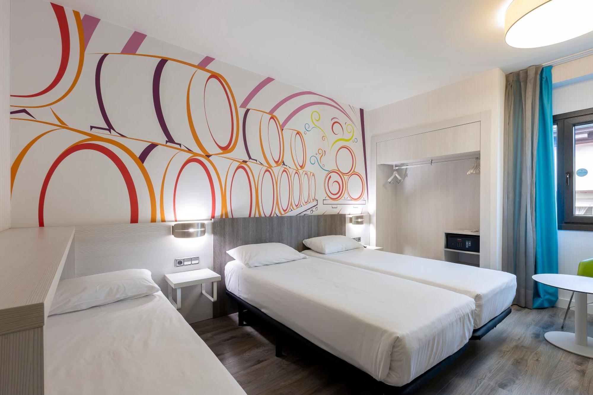 Hotel Ibis Styles Madrid Prado Esterno foto