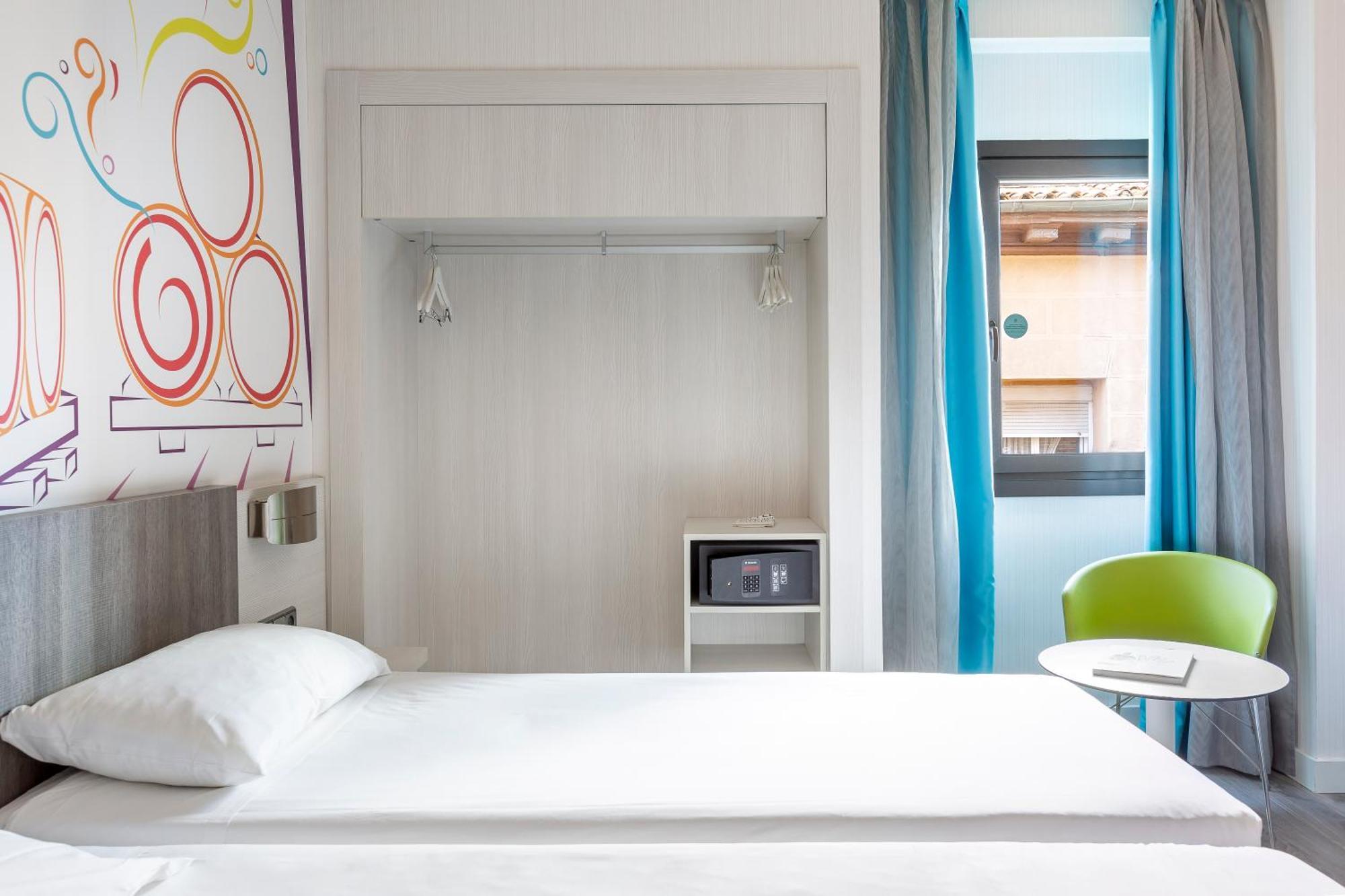 Hotel Ibis Styles Madrid Prado Esterno foto
