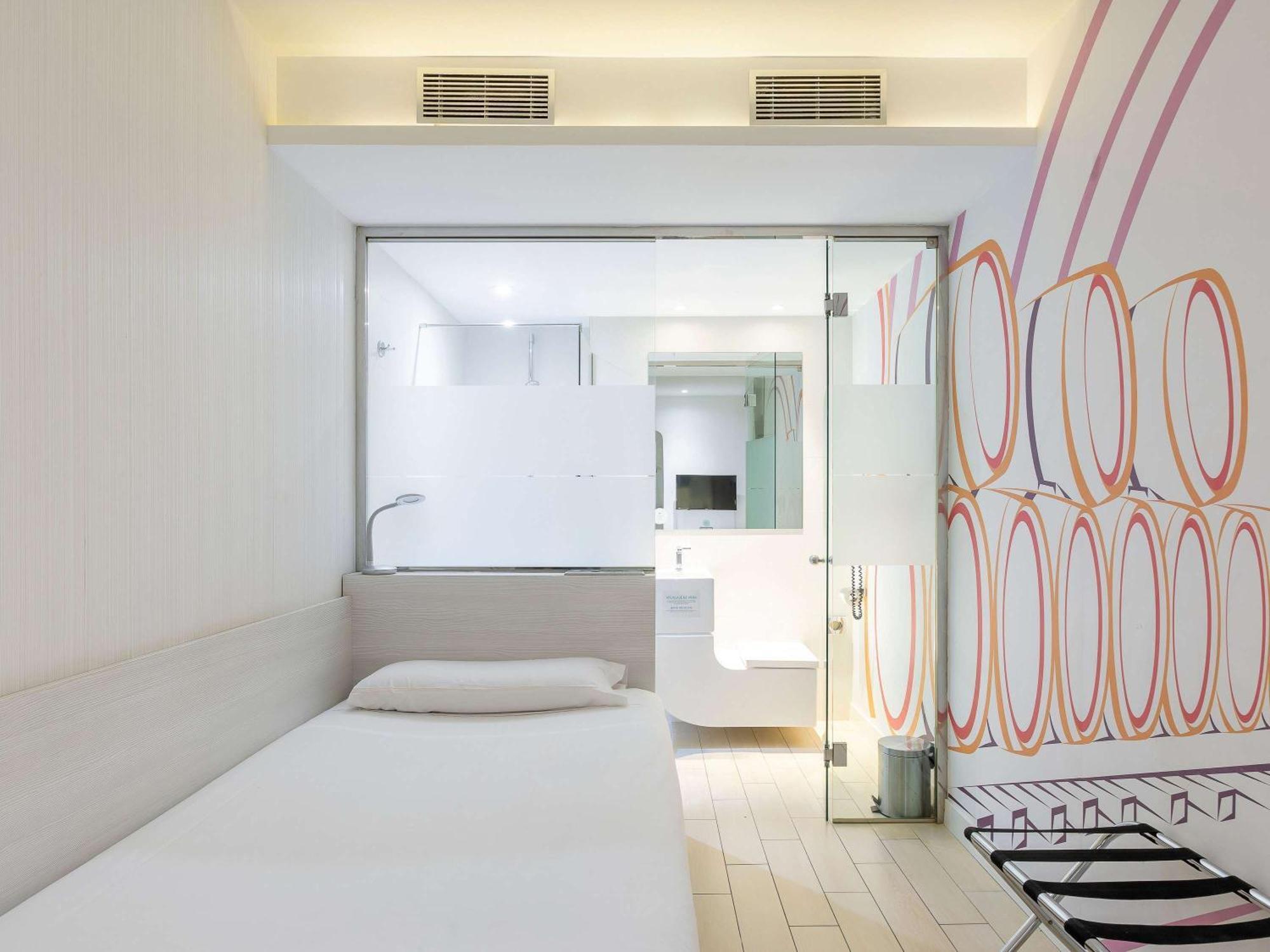 Hotel Ibis Styles Madrid Prado Esterno foto