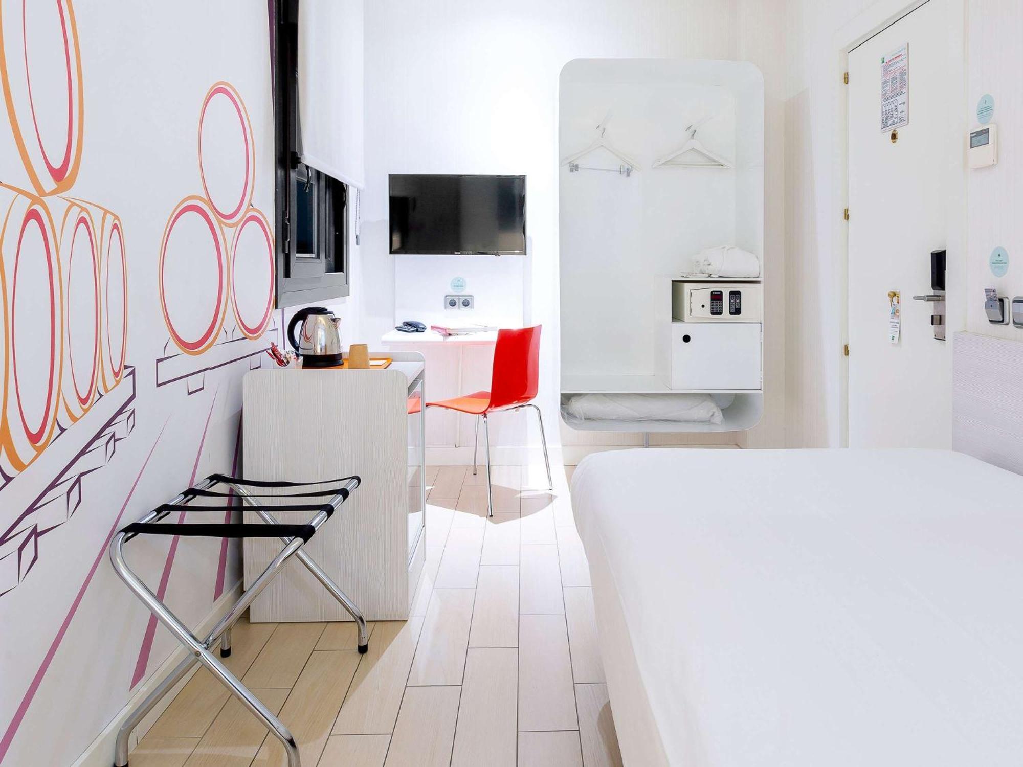 Hotel Ibis Styles Madrid Prado Esterno foto